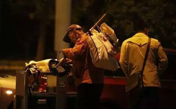 含著淚看完的！一位拾荒老人，溫暖了整個(gè)人間