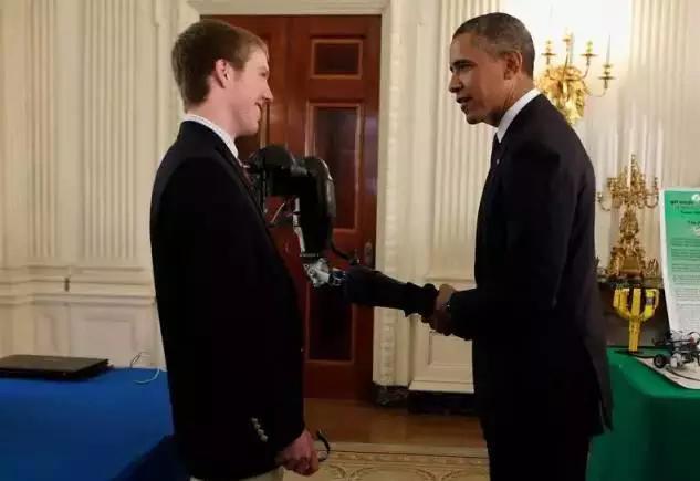 19歲少年發(fā)明了用意念控制手臂，震驚世界！