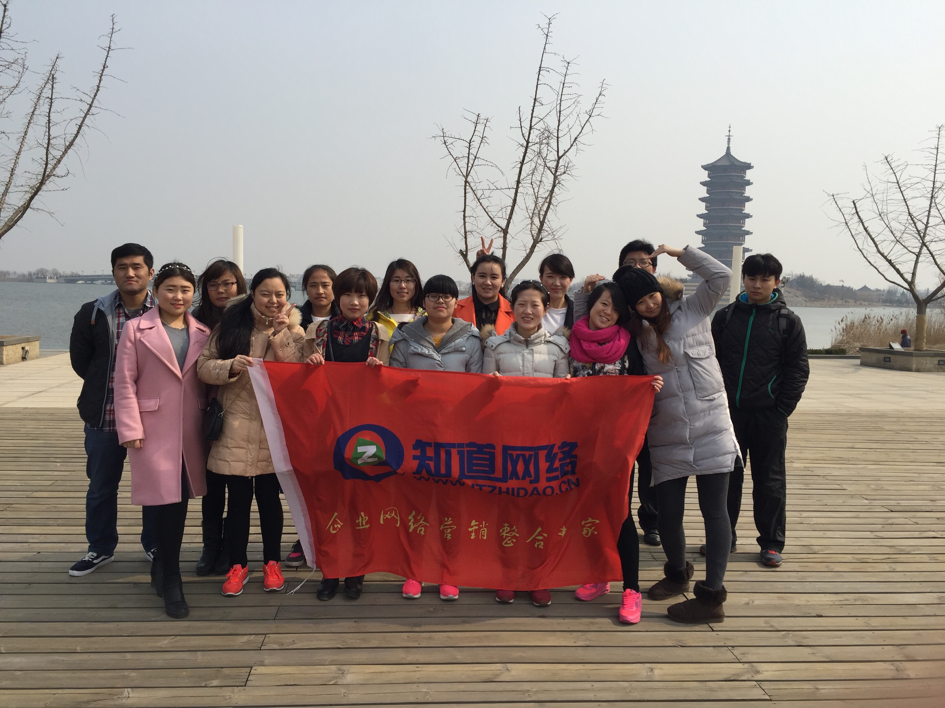 陽春三月，草長鶯飛，我們一起去摘草莓吧！