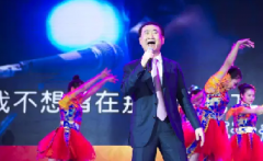 “國(guó)民公公”王健林火了，首富玩起了搖滾