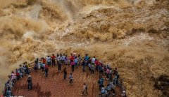 云南虎跳峽“超級(jí)山洪”：游客淡定拍照，作死